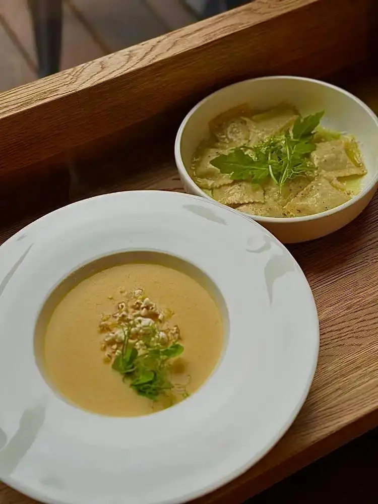 Lunch dnia w Miedzianej: zupa krem i danie główne na drewnianej tacy
