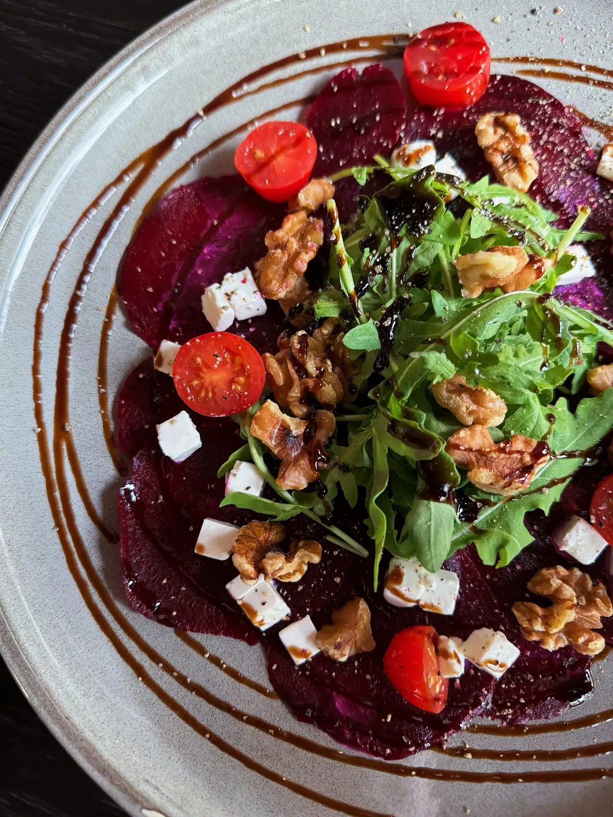 Pyszne carpaccio z buraka z fetą, rukolą, orzechami i sosem balsamicznym